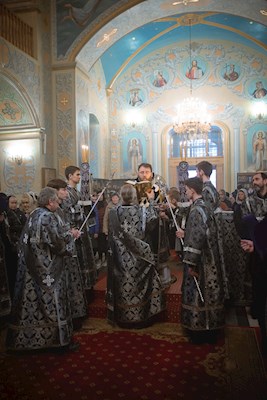 Митрополит Игнатий совершил утреню с чином погребения Спасителя в Покровском соборе г. Саратова