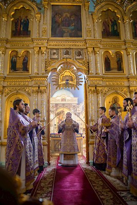 Митрополит Игнатий совершил Божественную литургию в Свято-Духовском соборе г. Саратова