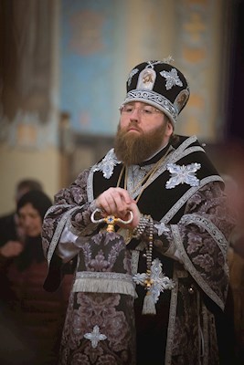 Митрополит Игнатий совершил утреню с чином погребения Спасителя в Покровском соборе г. Саратова