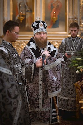 Митрополит Игнатий совершил утреню с чином погребения Спасителя в Покровском соборе г. Саратова