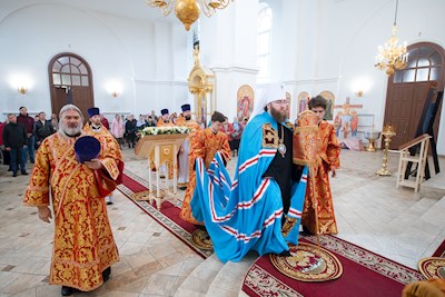 Митрополит Игнатий совершил Божественную литургию в Николо-Тихвинском соборном храме Саратова