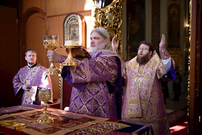 Митрополит Игнатий совершил Божественную литургию в Свято-Духовском соборе г. Саратова