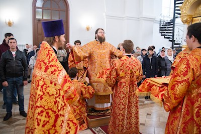 Митрополит Игнатий совершил Божественную литургию в Николо-Тихвинском соборном храме Саратова