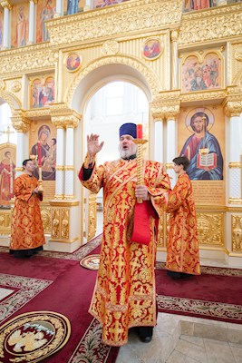 Митрополит Игнатий совершил Божественную литургию в Николо-Тихвинском соборном храме Саратова