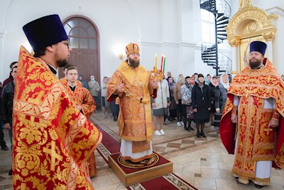 Митрополит Игнатий совершил Божественную литургию в Николо-Тихвинском соборном храме Саратова