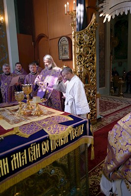 Митрополит Игнатий совершил Божественную литургию в Свято-Духовском соборе г. Саратова
