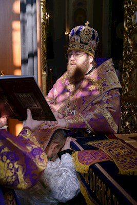 Митрополит Игнатий совершил Божественную литургию в Свято-Духовском соборе г. Саратова
