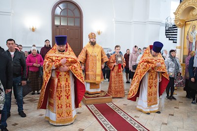 Митрополит Игнатий совершил Божественную литургию в Николо-Тихвинском соборном храме Саратова