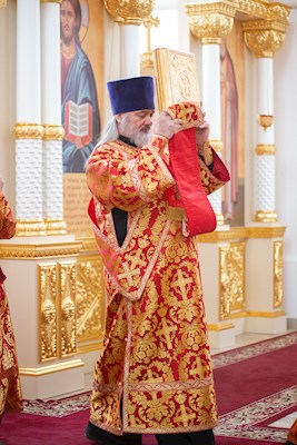 Митрополит Игнатий совершил Божественную литургию в Николо-Тихвинском соборном храме Саратова