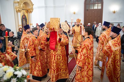 Митрополит Игнатий совершил Божественную литургию в Николо-Тихвинском соборном храме Саратова