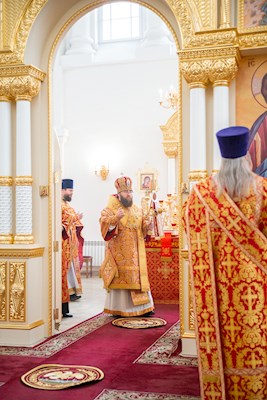 Митрополит Игнатий совершил Божественную литургию в Николо-Тихвинском соборном храме Саратова