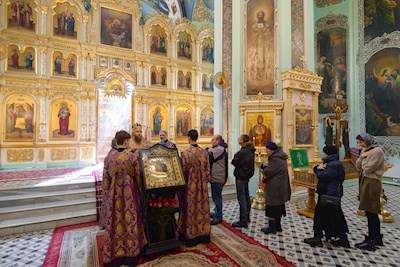 Митрополит Игнатий совершил Божественную литургию в Свято-Духовском соборе г. Саратова