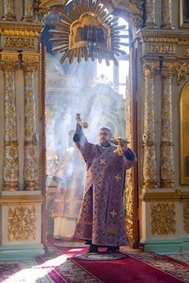 Митрополит Игнатий совершил Божественную литургию в Свято-Духовском соборе г. Саратова
