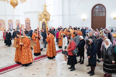 Митрополит Игнатий совершил Божественную литургию в Николо-Тихвинском соборном храме Саратова