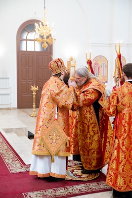 Митрополит Игнатий совершил Божественную литургию в Николо-Тихвинском соборном храме Саратова