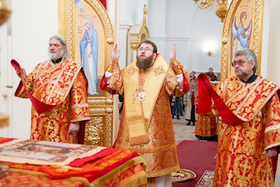 Митрополит Игнатий совершил Божественную литургию в Николо-Тихвинском соборном храме Саратова