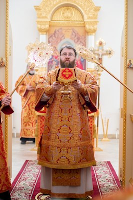 Митрополит Игнатий совершил Божественную литургию в Николо-Тихвинском соборном храме Саратова