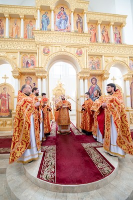 Митрополит Игнатий совершил Божественную литургию в Николо-Тихвинском соборном храме Саратова