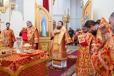 Митрополит Игнатий совершил Божественную литургию в Николо-Тихвинском соборном храме Саратова