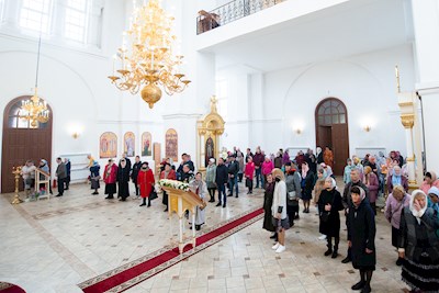 Митрополит Игнатий совершил Божественную литургию в Николо-Тихвинском соборном храме Саратова