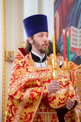 Митрополит Игнатий совершил Божественную литургию в Николо-Тихвинском соборном храме Саратова