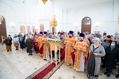 Митрополит Игнатий совершил Божественную литургию в Николо-Тихвинском соборном храме Саратова