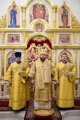 Митрополит Игнатий совершил Божественную литургию в Трехсвятительском храме г. Саратова
