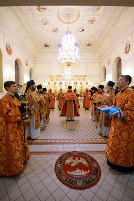 Митрополит Игнатий совершил ночную Божественную литургию в храме апостола и евангелиста Иоанна Богослова при СПДС