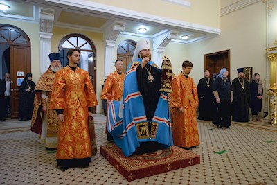 Митрополит Игнатий совершил ночную Божественную литургию в храме апостола и евангелиста Иоанна Богослова при СПДС