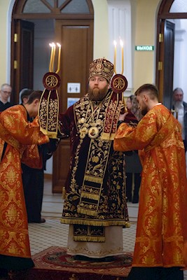 Митрополит Игнатий совершил ночную Божественную литургию в храме апостола и евангелиста Иоанна Богослова при СПДС