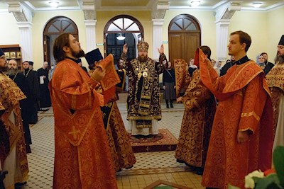 Митрополит Игнатий совершил ночную Божественную литургию в храме апостола и евангелиста Иоанна Богослова при СПДС