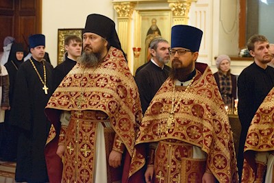 Митрополит Игнатий совершил ночную Божественную литургию в храме апостола и евангелиста Иоанна Богослова при СПДС