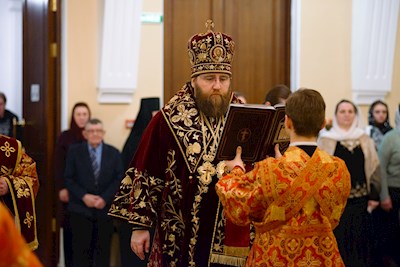 Митрополит Игнатий совершил ночную Божественную литургию в храме апостола и евангелиста Иоанна Богослова при СПДС