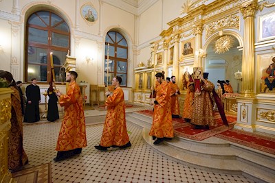 Митрополит Игнатий совершил ночную Божественную литургию в храме апостола и евангелиста Иоанна Богослова при СПДС