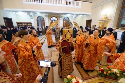 Митрополит Игнатий совершил ночную Божественную литургию в храме апостола и евангелиста Иоанна Богослова при СПДС