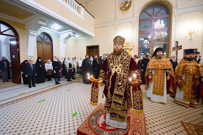 Митрополит Игнатий совершил ночную Божественную литургию в храме апостола и евангелиста Иоанна Богослова при СПДС