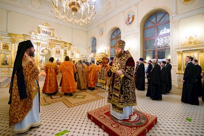 Митрополит Игнатий совершил ночную Божественную литургию в храме апостола и евангелиста Иоанна Богослова при СПДС