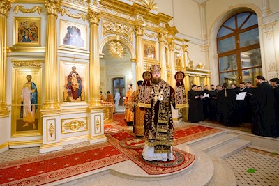 Митрополит Игнатий совершил ночную Божественную литургию в храме апостола и евангелиста Иоанна Богослова при СПДС
