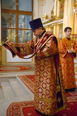 Митрополит Игнатий совершил ночную Божественную литургию в храме апостола и евангелиста Иоанна Богослова при СПДС