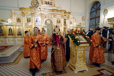 Митрополит Игнатий совершил ночную Божественную литургию в храме апостола и евангелиста Иоанна Богослова при СПДС