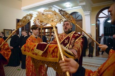 Митрополит Игнатий совершил ночную Божественную литургию в храме апостола и евангелиста Иоанна Богослова при СПДС