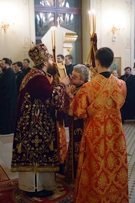 Митрополит Игнатий совершил ночную Божественную литургию в храме апостола и евангелиста Иоанна Богослова при СПДС