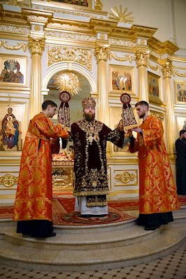 Митрополит Игнатий совершил ночную Божественную литургию в храме апостола и евангелиста Иоанна Богослова при СПДС