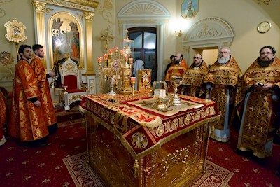 Митрополит Игнатий совершил ночную Божественную литургию в храме апостола и евангелиста Иоанна Богослова при СПДС