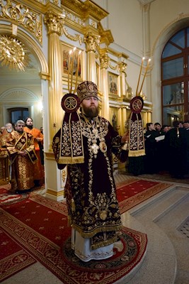 Митрополит Игнатий совершил ночную Божественную литургию в храме апостола и евангелиста Иоанна Богослова при СПДС