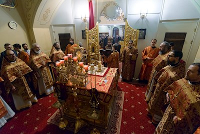 Митрополит Игнатий совершил ночную Божественную литургию в храме апостола и евангелиста Иоанна Богослова при СПДС