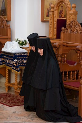 Митрополит Игнатий совершил утреню с чтением акафиста Пресвятой Богородице в Свято-Алексиевском женском монастыре г. Саратова