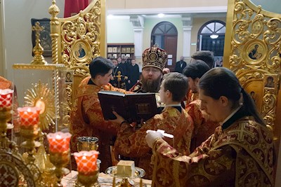 Митрополит Игнатий совершил ночную Божественную литургию в храме апостола и евангелиста Иоанна Богослова при СПДС