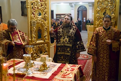 Митрополит Игнатий совершил ночную Божественную литургию в храме апостола и евангелиста Иоанна Богослова при СПДС