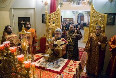 Митрополит Игнатий совершил ночную Божественную литургию в храме апостола и евангелиста Иоанна Богослова при СПДС